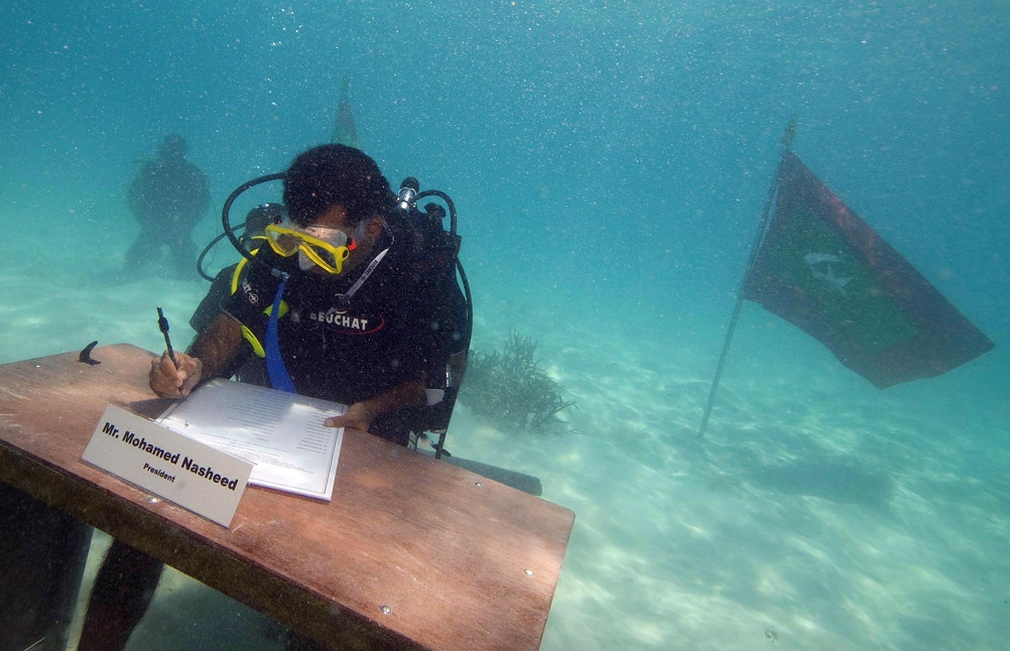 马尔代夫召开世界首次“水下内阁会议”