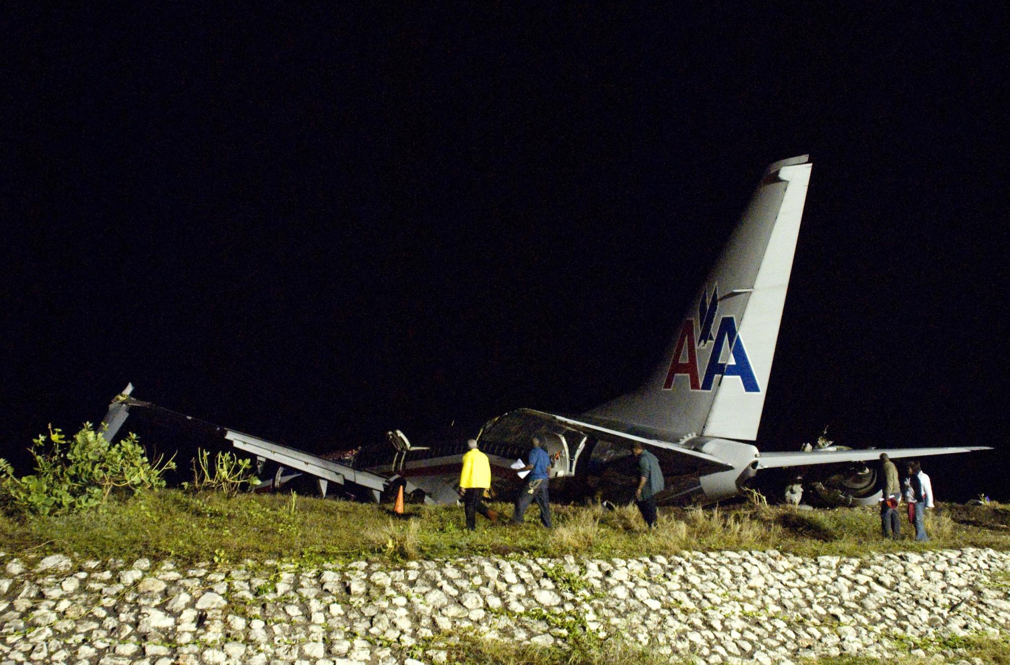 美客机牙买加降落时断成两截 40余人受伤