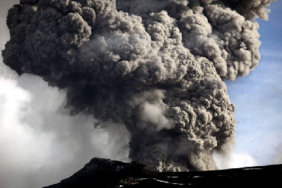 英国希斯罗机场关闭 冰岛火山或影响欧洲数十年