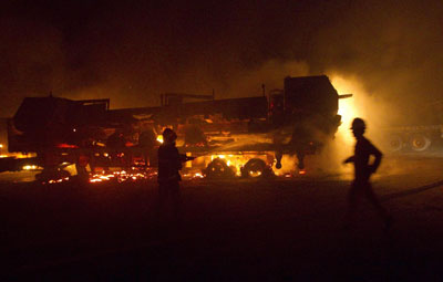 图：北约后勤补给车队遭袭 7人死亡140多辆汽车受损
