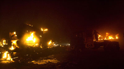 图：北约后勤补给车队遭袭 7人死亡140多辆汽车受损