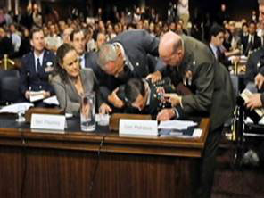 图：美中央军区司令国会听证会上突然眩晕趴倒