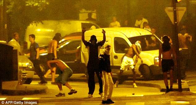 法国东南部因警方击毙一嫌犯引发骚乱 内政部长视察