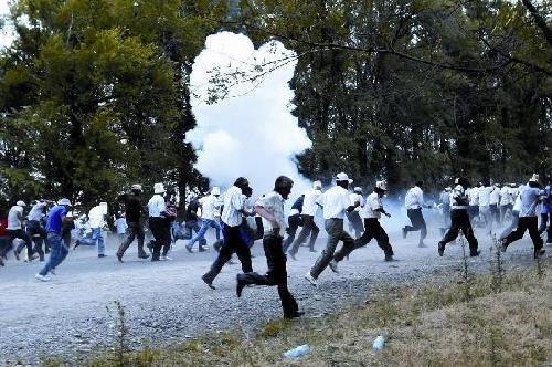 吉尔吉斯军方开火驱散千名示威者 抓捕抗议行动领袖