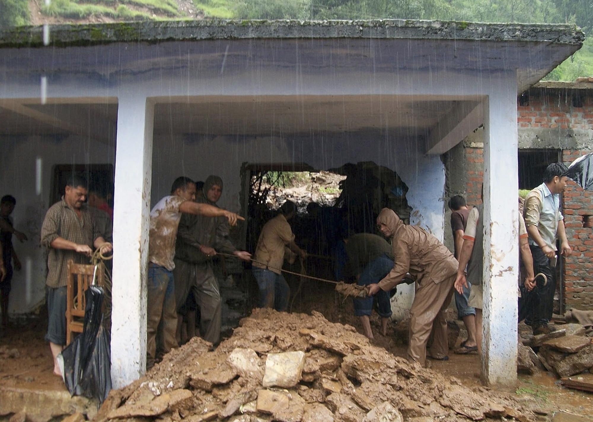 印度一学校遭遇泥石流 至少18名学生丧生
