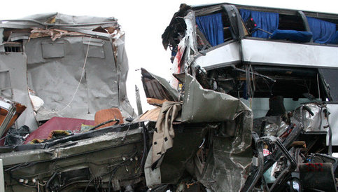 印度发生巴士翻车事故 至少40人死伤（图）