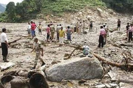 印度北部强降雨引发泥石流 至少19人丧生