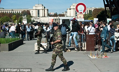 情报称巴黎或遭人弹袭击 法国提高恐怖威胁等级