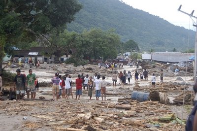 印尼东部强降雨引发洪灾 至少86人死亡数千人无家可归