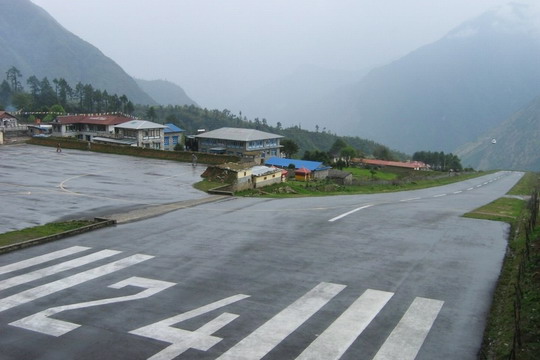 尼泊尔一客机珠峰附近坠毁 机上14人安然无恙