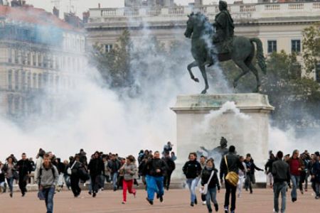 法国罢工潮愈演愈烈 警方逮捕逾千名示威者
