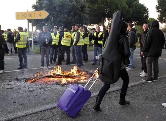 组图：法国示威者封锁马赛机场道路 旅客被迫步行