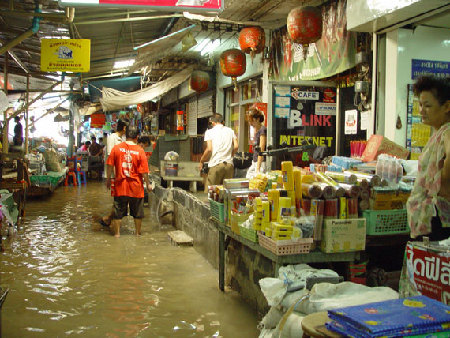 泰国洪水逼近曼谷市中心 59人死亡320万民众受灾