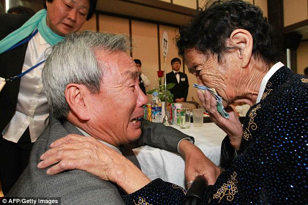 朝韩离散家属阔别60余年相见 话别离之苦场面感人
