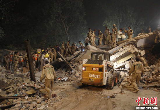 印度新德里一多层居民楼发生坍塌(组图)