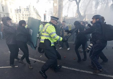 英国约2万人包围国会抗议学费上涨条款