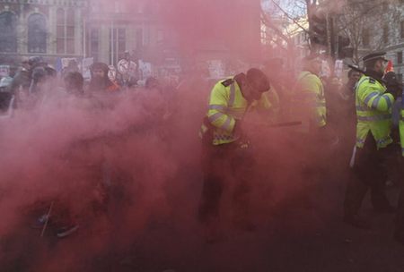 英国约2万人包围国会抗议学费上涨条款