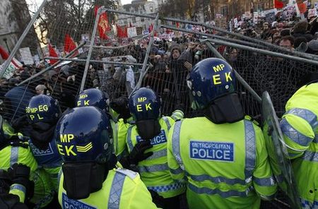 英国约2万人包围国会抗议学费上涨条款