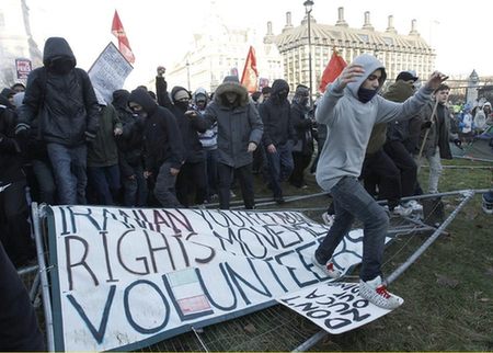 英国约2万人包围国会抗议学费上涨条款