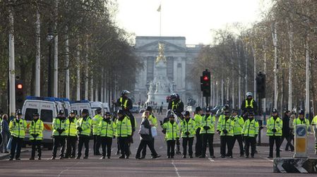 英国约2万人包围国会抗议学费上涨条款