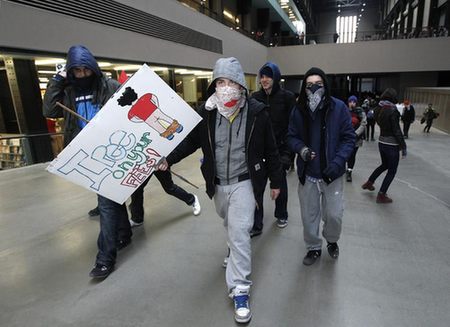 英国约2万人包围国会抗议学费上涨条款