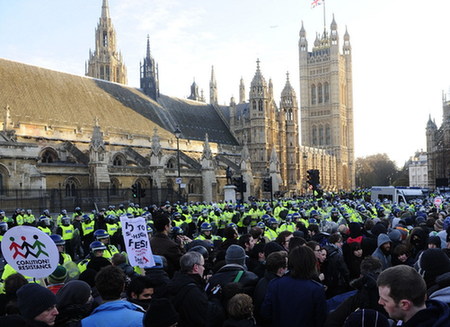 英国约2万人包围国会抗议学费上涨条款