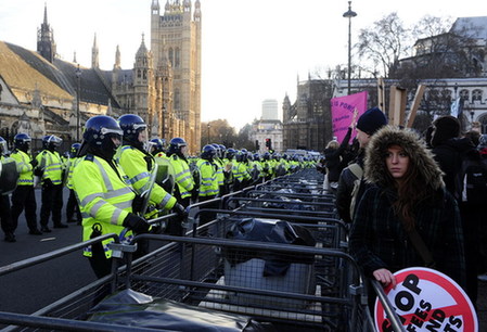 英国约2万人包围国会抗议学费上涨条款