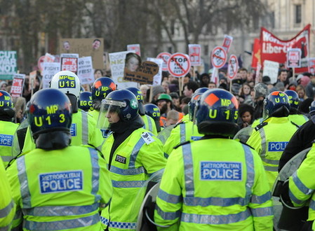 英国约2万人包围国会抗议学费上涨条款