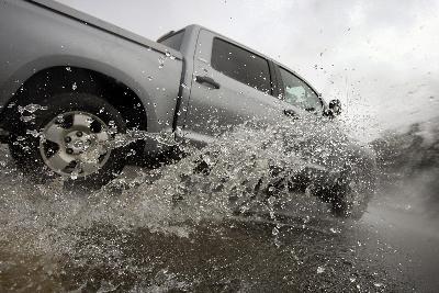 加州遭罕见暴雨袭击 6县进入紧急状态