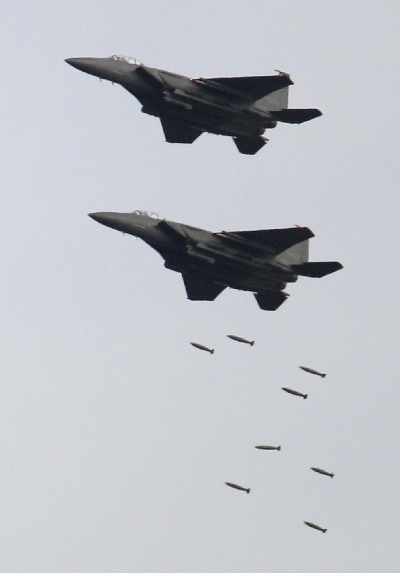 韩国举行规模空前陆空军演