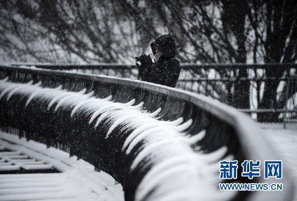 纽约遭暴风雪袭击 部分地区能见度为零