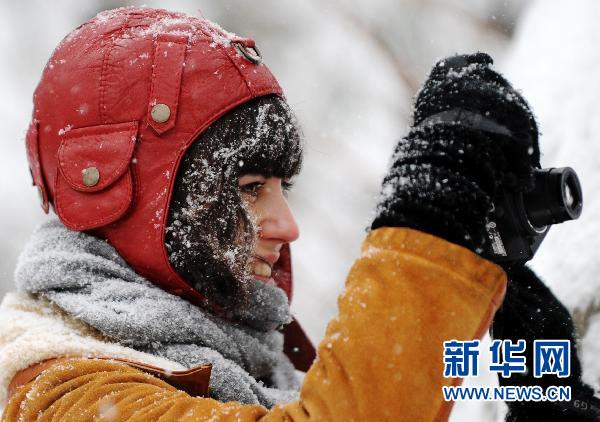 纽约遭暴风雪袭击 部分地区能见度为零