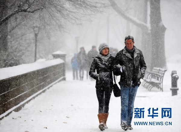 纽约遭暴风雪袭击 部分地区能见度为零