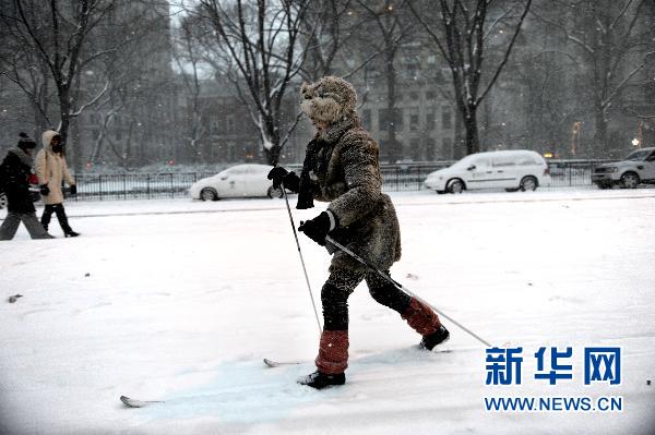 纽约遭暴风雪袭击 部分地区能见度为零