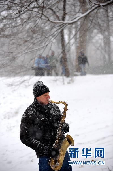 纽约遭暴风雪袭击 部分地区能见度为零