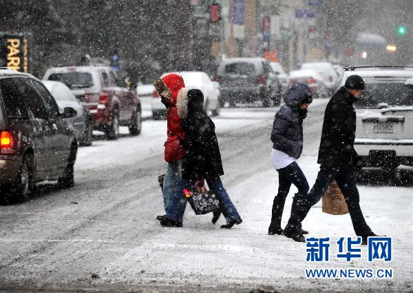 纽约遭暴风雪袭击 部分地区能见度为零