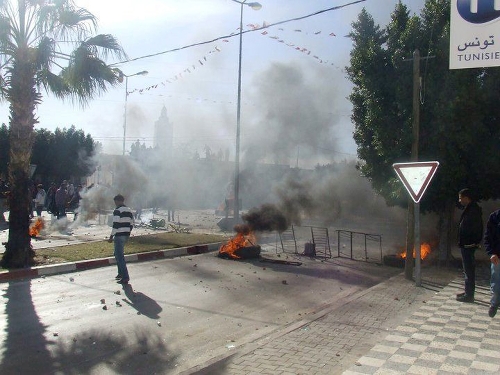 突尼斯社会骚乱波及全国 当局首次在首都部署军队