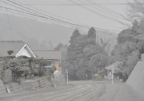 日本火山喷发烟高2000米