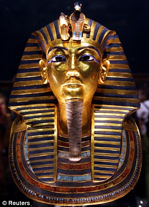 埃及国家博物馆遭“入侵” 两具木乃伊被“砍头”