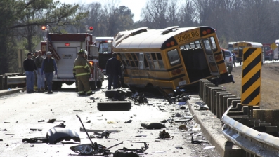 图：美校车与拖车高速公路相撞 3死60伤