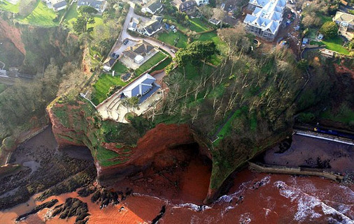 两次遭遇山体滑坡 英“悬崖别墅”成当地一景