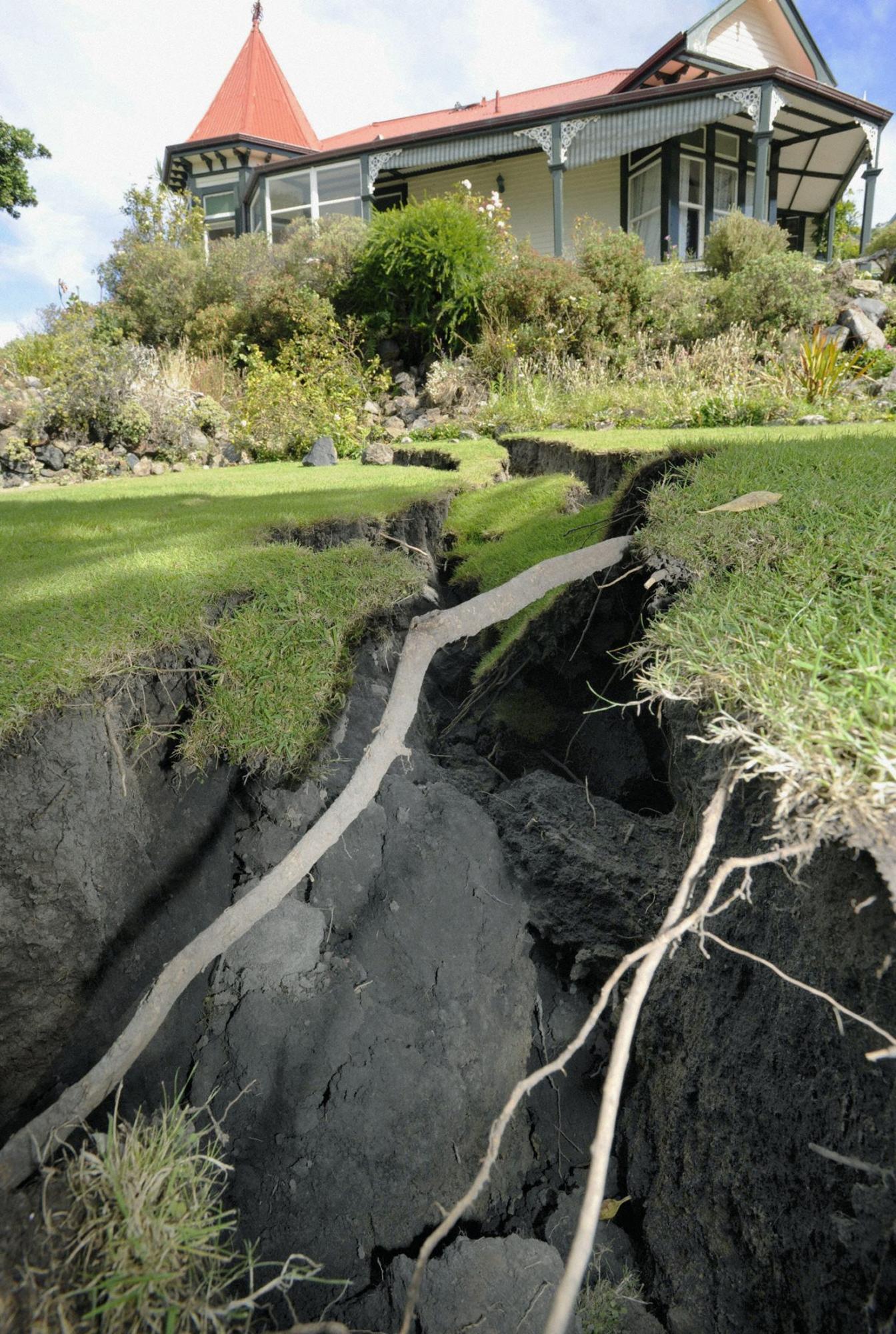 新西兰地震148人遇难 遗体下葬开始