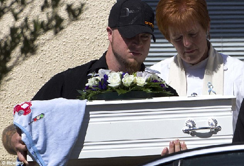 新西兰举行震后全国默哀 最小遇难者最先下葬
