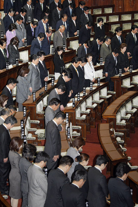 在日中国救援队向地震遇难者默哀