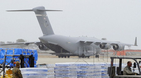 美军运输机飞抵仙台机场 装载大批救灾物资