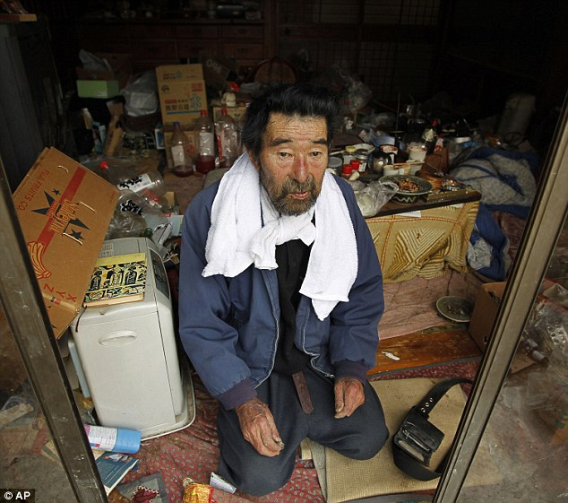 日本地震近一个月奇迹频现 75岁老翁获救、“鸡坚强”生还