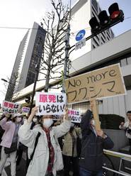 日本东京2500人游行集会要求关闭滨冈核电站