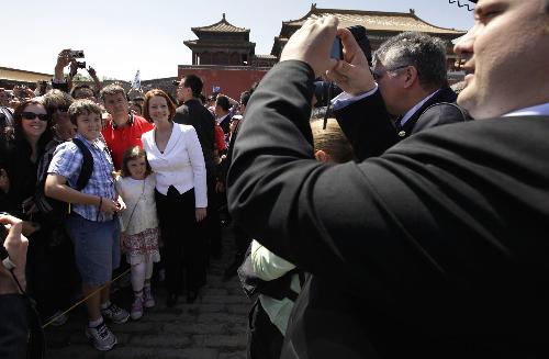 澳大利亚总理吉拉德首次访华 参观故宫同游客合影