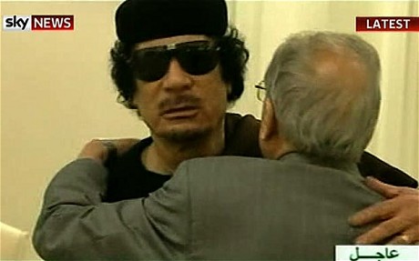 卡扎菲在幼子被炸身亡后首度公开露面 会见部族首领