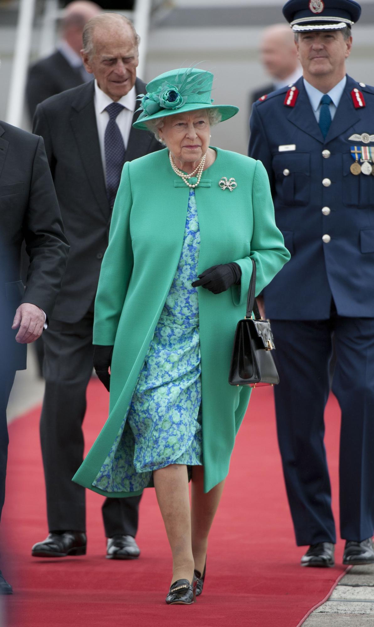 英女王抵都柏林开始“和解之旅” 敬献花环参观大学